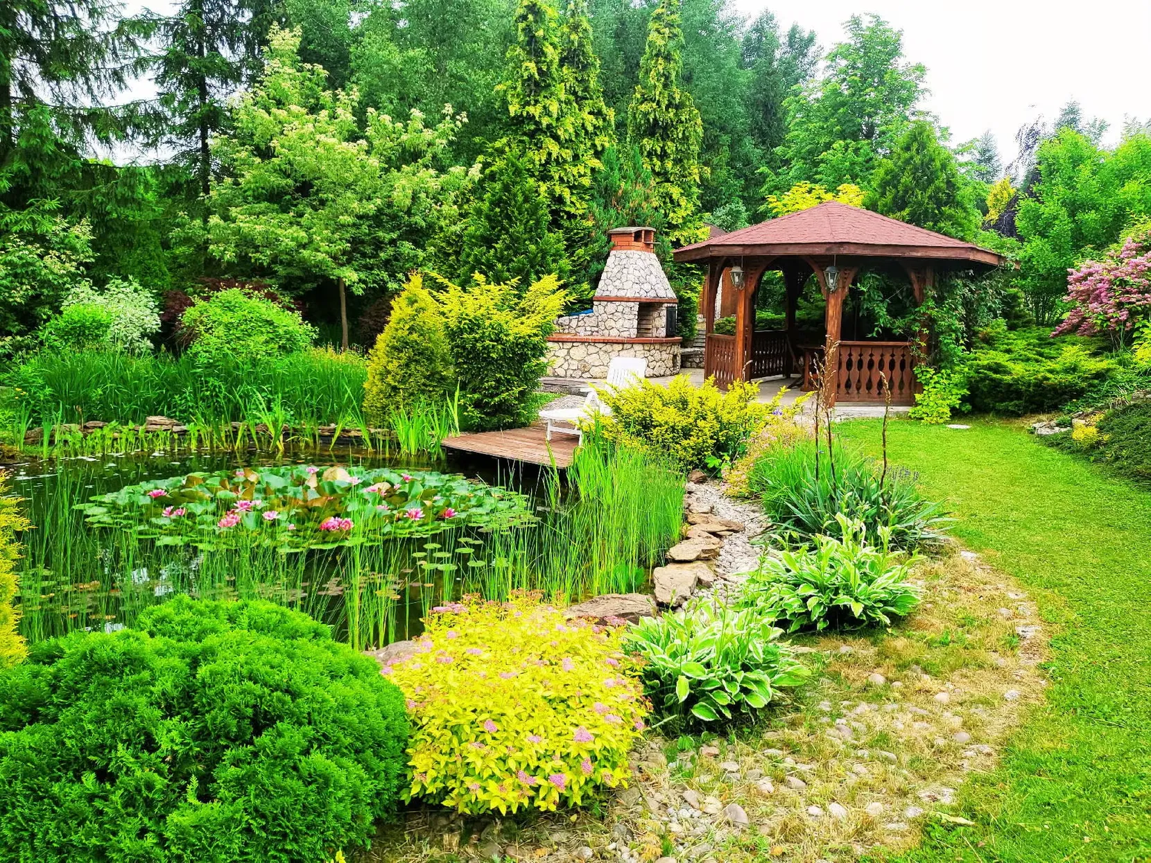 imgi_12_AZYLVIP-oczko-wodne-w-ogrodzie-osrodka