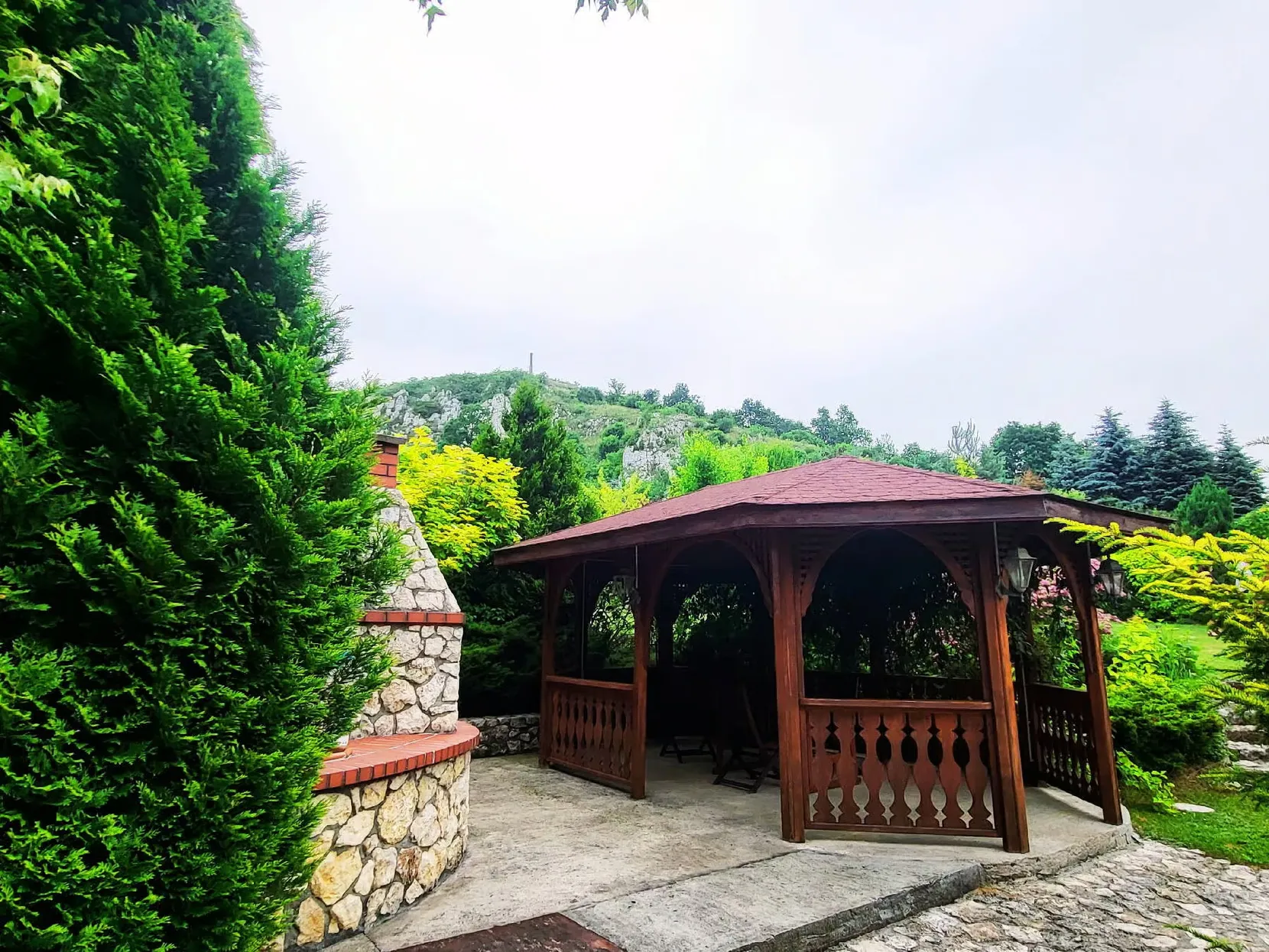 imgi_21_AZYLVIP-Prywatny-osrodek-odwykowy-altana-w-ogrodzie